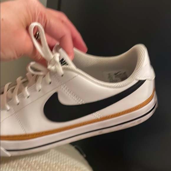 Nike legacy court Youth size 7 fits women size 8-8.5 - Picture 6 of 10